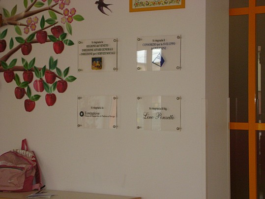 La scuola dell'infanzia F. Bottoni è di nuova ristrutturazione, avvenuta grazie alla Fodazione Cassa di risparmio di Padova e Rovigo, al Consorzio per lo sviluppo del Polesine, alla regione V
