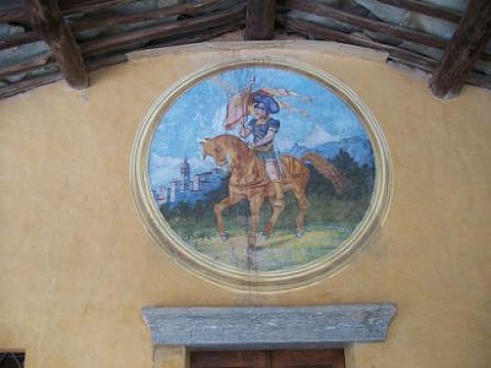 Dipinto di S.Chiaffredo a cavallo, situato sopra la porta d'ingresso della cappella