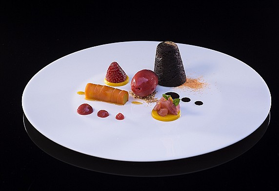 Pensiero d'amore 2019 - Chef Donato Episcopo - Photo Mauro Milan - Tortino al cioccolato 72% dal cuore di rabarbaro rosso, cannolo di carote e sorbetto alle fragole