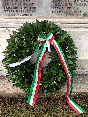 Corona deposta al monumento ai caduti presso la località di Trebbio di Montegridolfo - Si ringrazia la Onoranze Funebri Morgoni di Morciano di Romagna per il gradito omaggio
