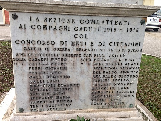 Particolare dell'iscrizione sul fronte del monumento ai caduti in località Trebbio di Montegridolfo