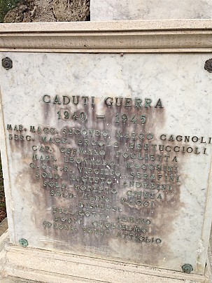 Particolare dell'iscrizione sul lato del monumento ai caduti in località Trebbio di Montegridolfo