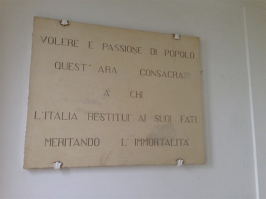 Particolare dell'iscrizione sul lato sinistro dell'altare del monumento ai caduti in località Castello di Montegridolfo