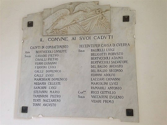 Particolare dell'iscrizione sul lato destro dell'altare del monumento ai caduti in località Castello di Montegridolfo
