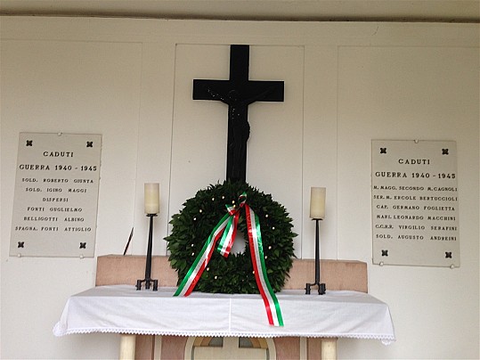 Particolare dell'altare del monumento ai caduti in località Castello di Montegridolfo - Si ringrazia la Onoranze Funebri Morgoni di Morciano di Romagna per il gradito omaggio della corona di