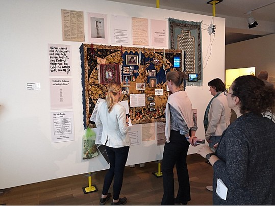 Ausstellung Wand