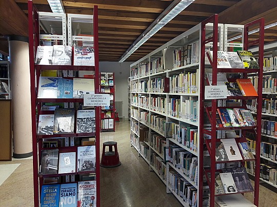 Scaffale Biblio Giorno della memoria 1