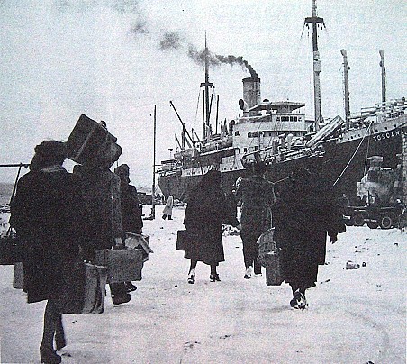 Profughi italiani raggiungono la nave Toscana